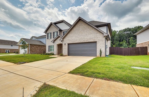 Huntsville House | Huntsville Oasis w/Basketball Court & Patio!
