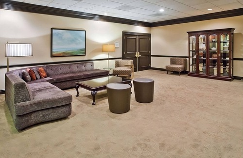 Eagan Park Hotel | Ideal Mix of Comfort and Value! Outdoor Pool, Pets Allowed