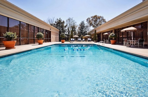 Eagan Park Hotel | Ideal Mix of Comfort and Value! Outdoor Pool, Pets Allowed