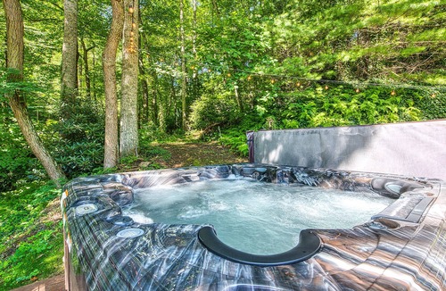 Waynesville House | Immerse Yourself with Calming Sounds of the Creek. Your Perfect Hideaway Awaits!
