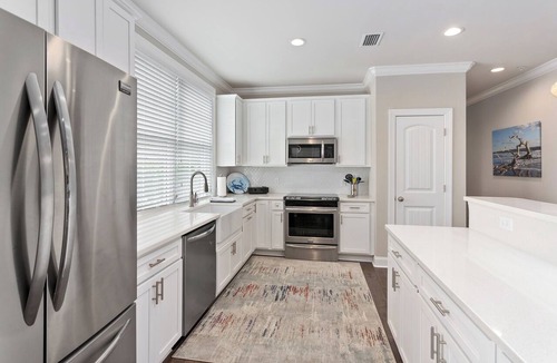 King City Condo | In the Heart of the Pier/Village area. Community pool.
