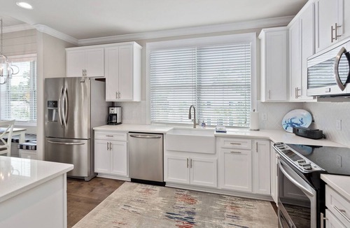 King City Condo | In the Heart of the Pier/Village area. Community pool.