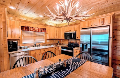 Stoney Ridge Cabin | "Inn the Valley" New/Dog friendly/Cabin/Elk/Hot Tub/Shuffleboard/Gas Fireplace