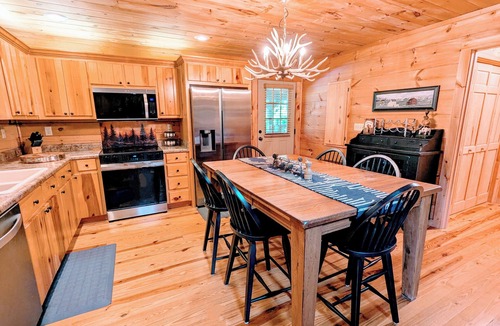 Stoney Ridge Cabin | "Inn the Valley" New/Dog friendly/Cabin/Elk/Hot Tub/Shuffleboard/Gas Fireplace