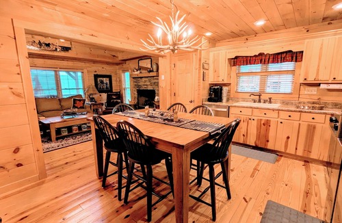 Stoney Ridge Cabin | "Inn the Valley" New/Dog friendly/Cabin/Elk/Hot Tub/Shuffleboard/Gas Fireplace