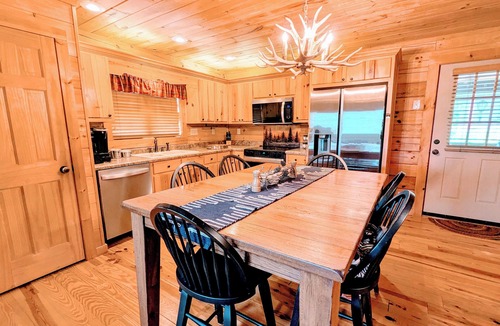 Stoney Ridge Cabin | "Inn the Valley" New/Dog friendly/Cabin/Elk/Hot Tub/Shuffleboard/Gas Fireplace