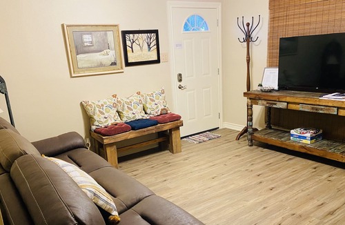 Eastern Division Apartment | Inviting Comfortable Eclectic 2 Bedroom Apt