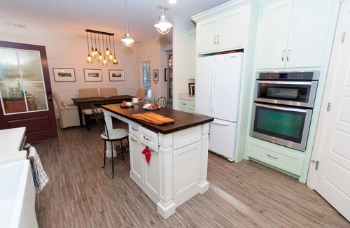 Saint Simons Island Cottage | Island Getaway with Hot Tub Short Walking Distance to Village Pier-Dog Friendly
