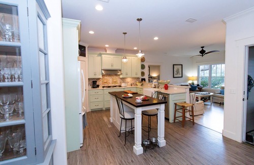 Saint Simons Island Cottage | Island Getaway with Hot Tub Short Walking Distance to Village Pier-Dog Friendly