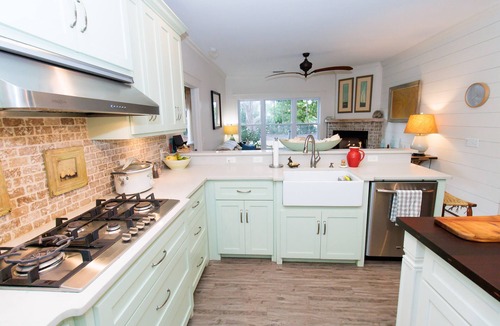 Saint Simons Island Cottage | Island Getaway with Hot Tub Short Walking Distance to Village Pier-Dog Friendly