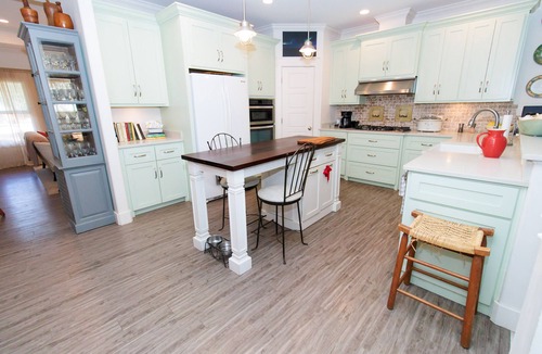 Saint Simons Island Cottage | Island Getaway with Hot Tub Short Walking Distance to Village Pier-Dog Friendly