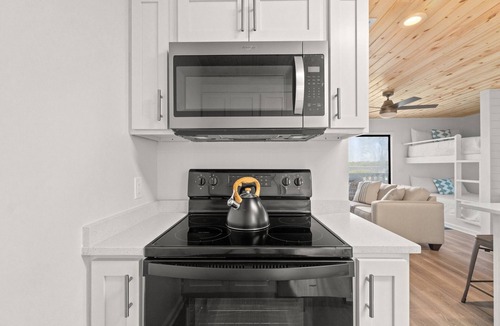 Sunnyside Condo | Islandia 318 Waterfront with Boat Ramp, Pool, and Fishing Dock