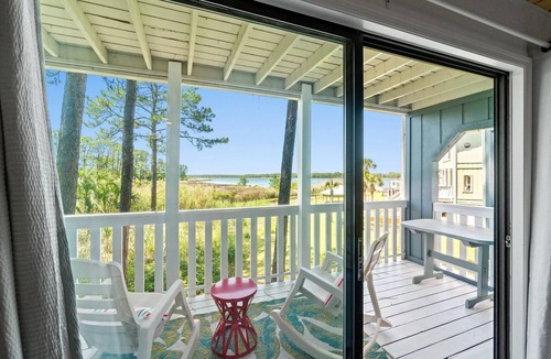 Sunnyside Condo | Islandia 318 Waterfront with Boat Ramp, Pool, and Fishing Dock