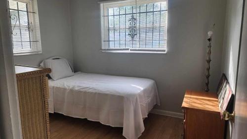 Northside Villa | Jacksonville Getaway 3 Bedroom Retreat