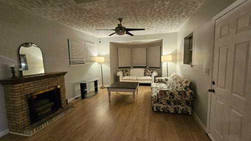 Northside Villa | Jacksonville Getaway 3 Bedroom Retreat