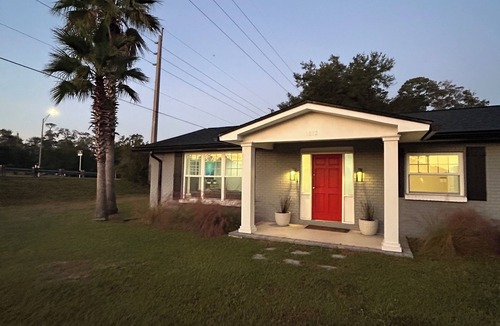 Girvin House | Jacksonville Intracoastal Retreat + near the beach