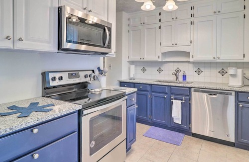 Lake Forest House | Jacksonville Retreat w/ Pool & Yard - 3 Mi to Zoo!