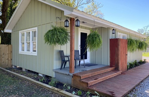 Daphne House | Jubilee Cottage in the heart of Daphne!