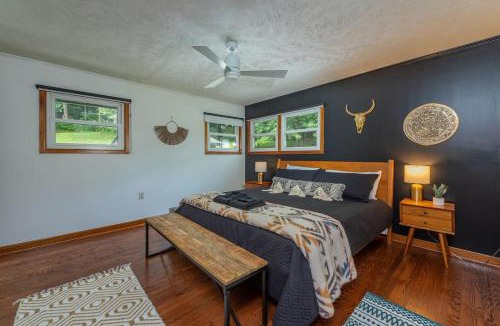 Waynesville House | Kamp Wildcat - Family Retreat, Fire Pit, Grill, and 4 Acres!