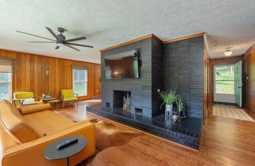 Waynesville House | Kamp Wildcat - Family Retreat, Fire Pit, Grill, and 4 Acres!