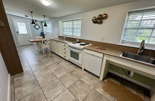 Crescent Beach Cottage | Kemp's Cottage, a 2 bedroom beach cottage at The Silver Sands on Crescent Beach