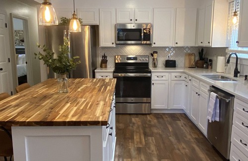 Mayhew House | KickbackCottageLKN - Cozy 3BR, walk to marina and lake