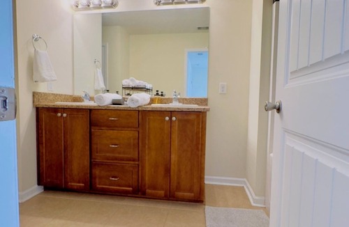 Statesboro House | King bed; Attached Bathroom; smart TV