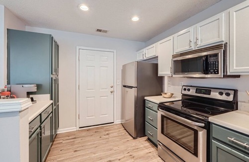 Charlotte House | King Bed-Family Friendly Townhome in University Area