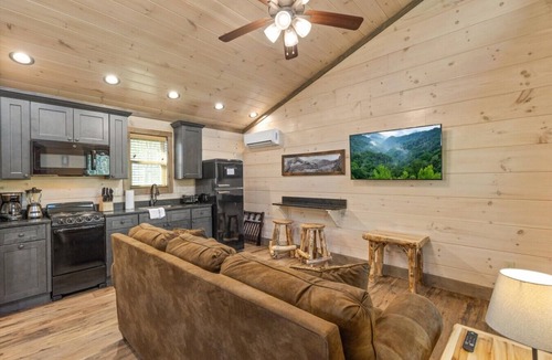 Rocky Grove Cabin | King Bed Lodge + Hot Tub + Fire Pit #14