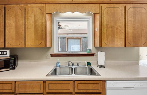 Warner Robins House | King Bed, Screened Porch, Covered RV parking & Garage! Great for extended stays