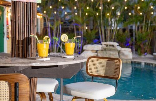 Madeira Beach Hotel | King Bed-Step to Madeira Beach-Heated Pool-Private