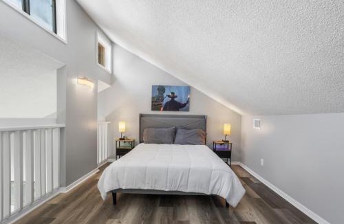 Gulfport Apartment | KING BED Well-Located Cozy Townhouse Retreat