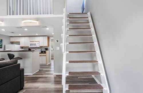 Gulfport Apartment | KING BED Well-Located Cozy Townhouse Retreat
