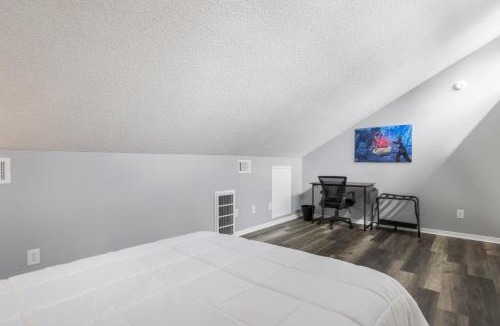 Gulfport Apartment | KING BED Well-Located Cozy Townhouse Retreat