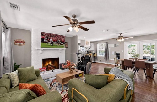 Watkinsville House | King Beds, Hot Tub, Massage Chair, Fire Pit, Big Yard