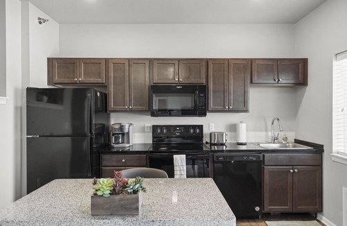 West Des Moines Apartment | King Studio Amenities Comfort and Convenience