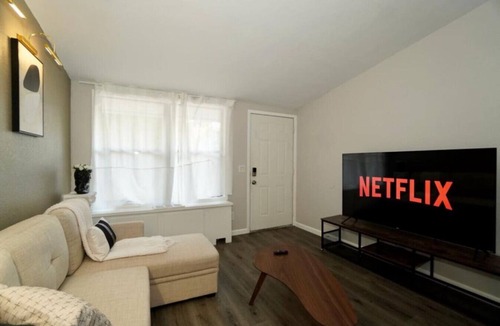 Columbus Apartment | King Suite - 10 min to Ft Moore