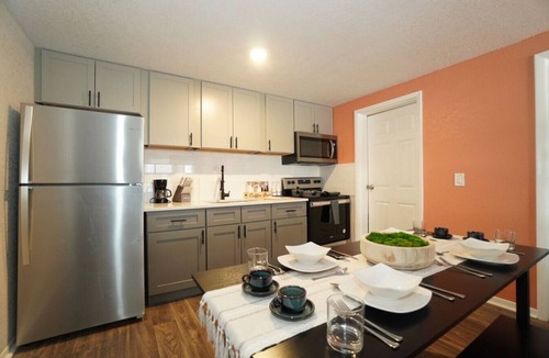 Columbus Apartment | King Suite, 10 mins to Ft Moore