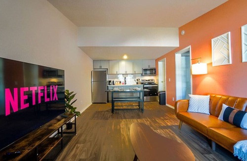 Columbus Apartment | King Suite, 10 mins to Ft Moore