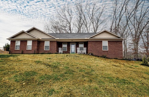 Kodak Cabin | Kodak - Hatters Hide A Way - 3 Bedrooms - Sleeps 12