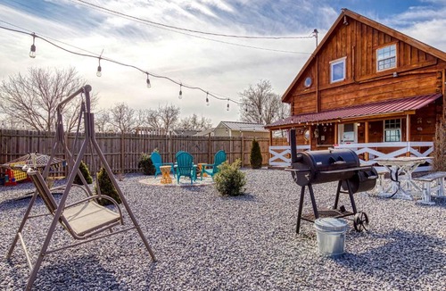 Kodak House | Kodak Log Cabin Fire Pit Near Dollywood & Smokies