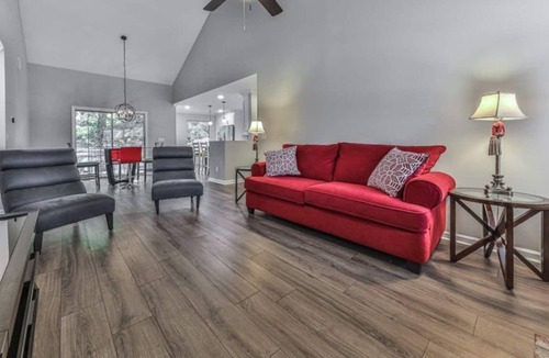 Kennesaw House | KSU, Lake Allatoona, Top Chop baseball complex, Yamaha and Lakepoint mins away!