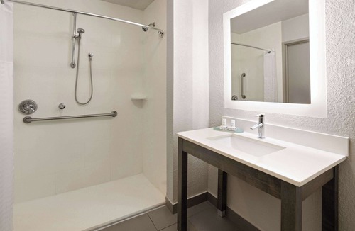 East Point Hotel | La Quinta Inn & Suites by Wyndham Atlanta Airport North