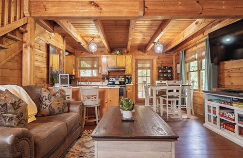 Warm Springs Cabin | Labor Day at Blackberry Patch - Close to Callaway Gardens!