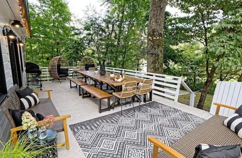 Black Mountain House | LAKE-FRONT! Amazing Covered Patio, Hot tub, Sauna, walk 2 town, chrgr, sleeps 17