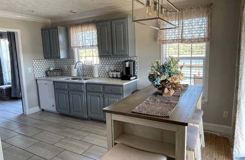 Dandridge House | Lake front cabin on main channel Douglass Lake Great for families