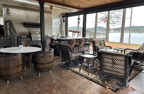 Guntersville House | Lake Guntersville: 4br 4ba house w boat parking, on the lake, garage and patio!