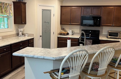 Troutman House | Lake Living's best! "Chillax" with 3brm, 2 Kings and 2-XL twins, 2 bath