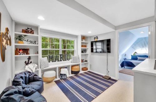 Mayhew House | Lake Norman Villa Sleeps 15 Hot Tub Game Room