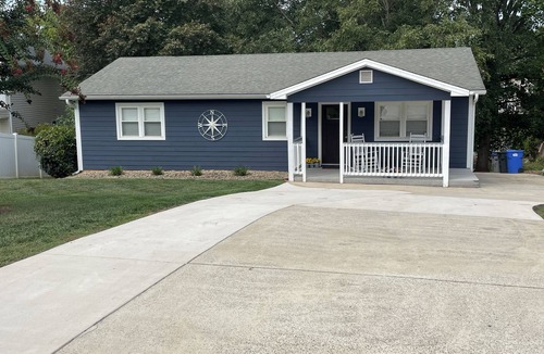 Mayhew Cottage | Lake Norman Waterfront 3BR Cottage w/Boat Rental & Private Dock
